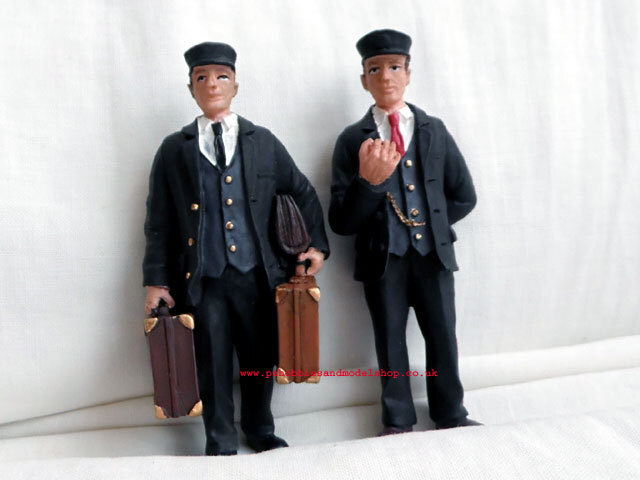 Bachmann 22177 Stationmaster and Porter